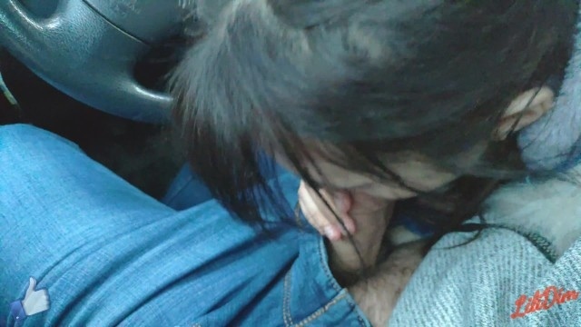 Русская брюнетка с челкой села к парню в машину и сделала ему минет