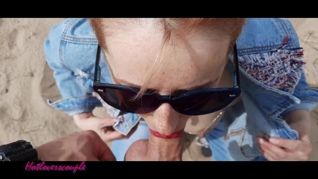 Мамаша с красной помадой на губах крутится на члене факера вагиной на природе