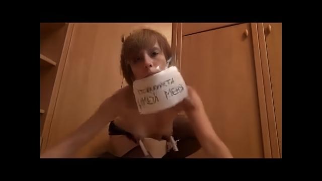 Девица с листочком в зубах мечтает, чтобы ее кто-то поимел