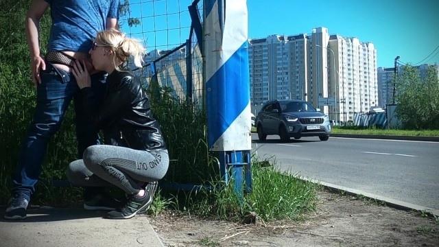 Русская милашка 20тилет в темных очках делает минет ловеласу на свежем воздухе