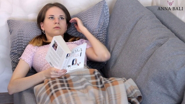 Русская девка читает книгу, после чего встает раком перед соседом и дает ему в щель