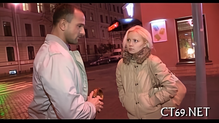 Женатый москвич запикапил молодую студентку и растянул её щелку у себя в квартире