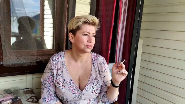 Толстая дамочка из Перми отсасывает хер седого мужика, одновременно мастурбируя киску секс игрушкой