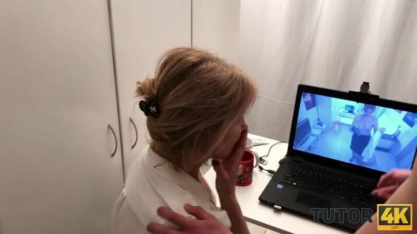 Репетиторше пришлось заниматься сексом с молодым студентом, ведь у него была запись, где она переодевается