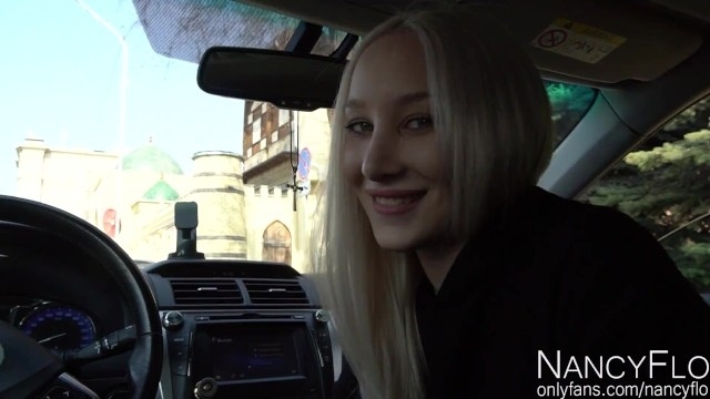 Соска с длинными волосами села в машину к незнакомцу и пососала его крепкий член