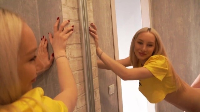 Блондинка в желтой футболке и в черных трусиках занимается сексом с приятелем