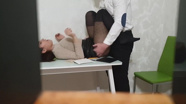 Русская девушка в черных колготках ложится на стол, чтобы заняться сексом с партнером