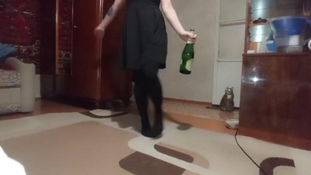 Блондинка в черном платье выпила шампанского и занялась сексом с приятелем