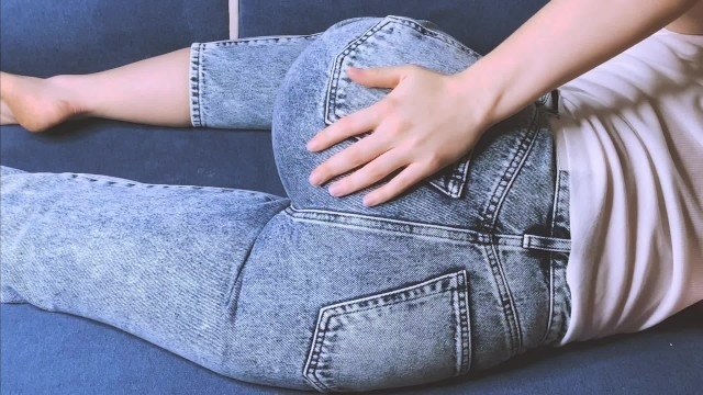 Русская девушка в обтягивающих джинсах гладит толстую задницу