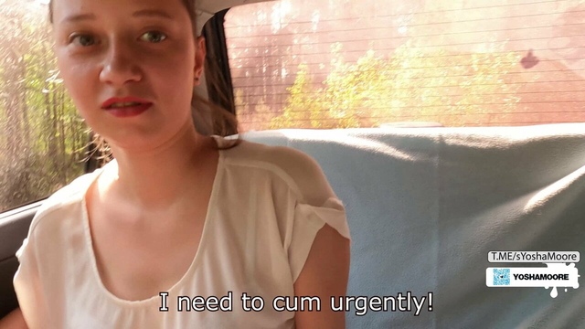 Русская красотка с натуральными дойками отсасывает ухажеру в автомобиле