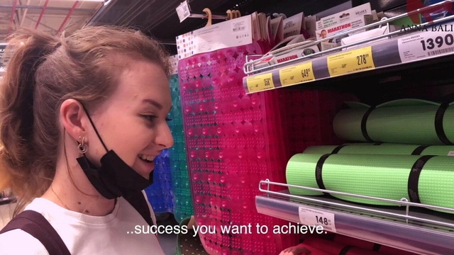 Продавец прикинулся спортивным тренером и поимел молодую Аню на зеленом коврике у неё в квартире