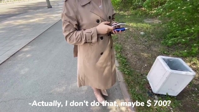 20ти летняя милашка с крупной задницей и тату дает незнакомцу в его спальне