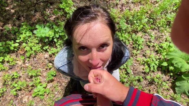 Женщина с темными волосами встала на колени перед приятелем, чтобы взять конец в рот