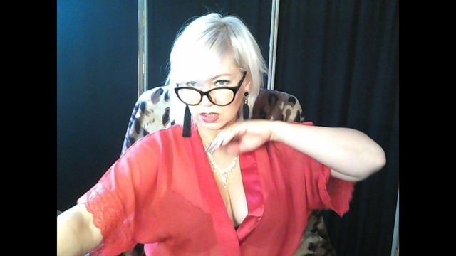 Зрелая мадам с черным маникюром позирует перед вебкой и облизывает дилдо