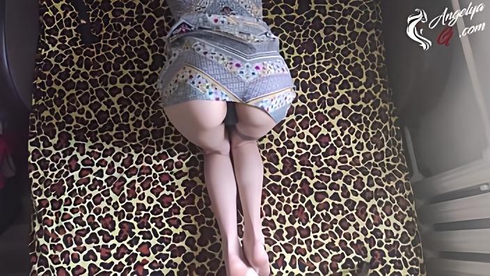 Студентка с татуировкой на бедре лежит на кровати и дрочит вагину