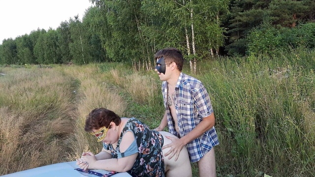 Молодой парень облокотил на тачку замужнюю бабу и отжарил её в промежность