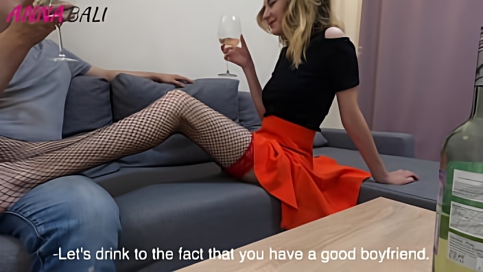 Московская студентка возбудит толстый член сокурсника ножками