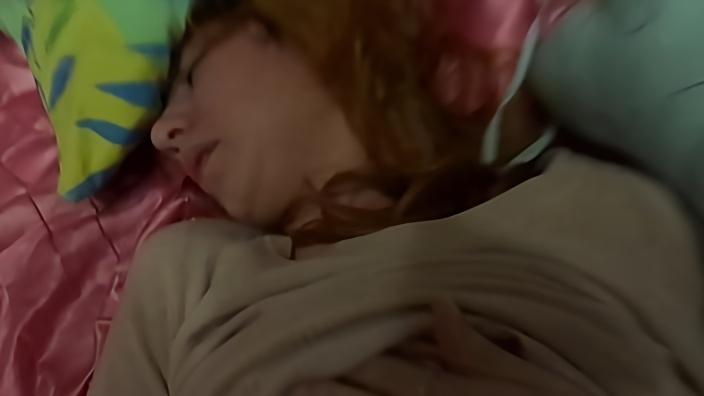 Молодая россиянка с сочными булками ласкает себя пальцами на кровати