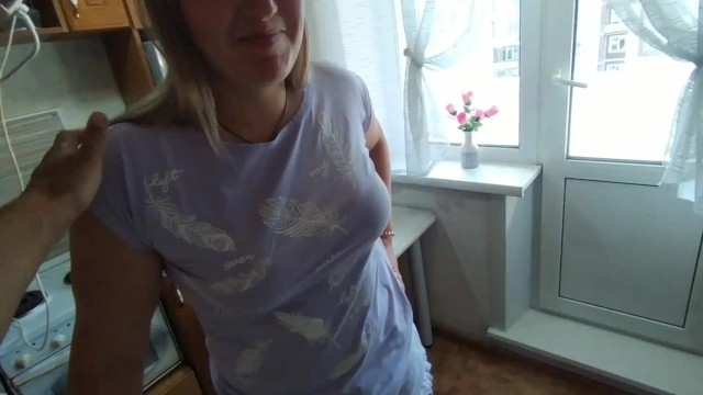 Русская мама ложится на стол и занимается сексом с приятелем мужа