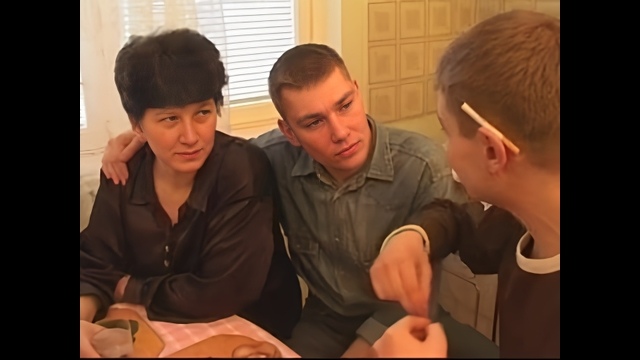 ГангБанг с милфой, которая дает в щель молодым поклонникам