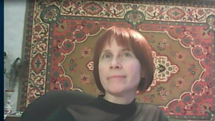 Женщина с короткой стрижкой и в полосатых трусах показала партнеру голые сиськи