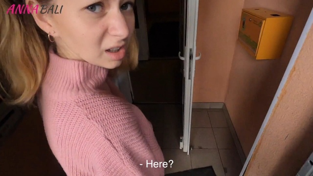 Извращенец завел младшую сестру своего друга в подъезд и насладился её отверстиями