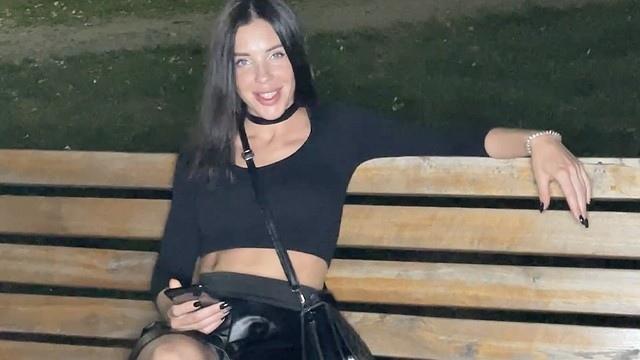 Пикапер прогуливается ночью с телочкой по парку и разводит ее на секс