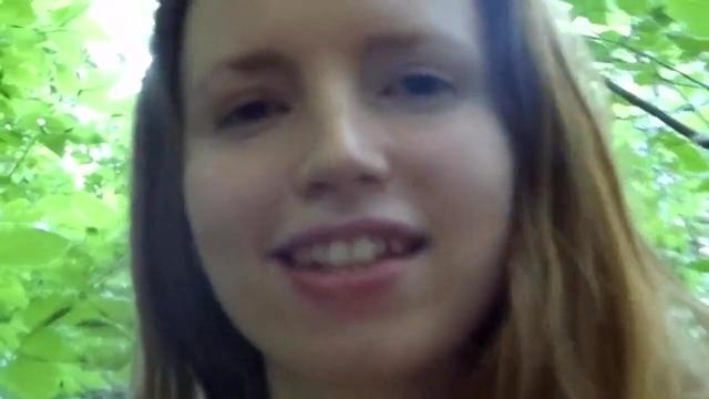 Соло худощавой потаскухи в кустах, которая занимается мастурбацией