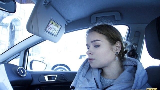 Красавице пришлось делать коллектору минет с проглотом, но ей это понравилось