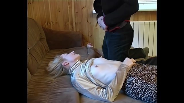 Уснувшая от алкоголя мама получила член пошлого студента в рабочие дырочки