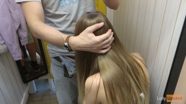 Отсос и вагинальный секс с красоткой в короткой юбке в примерочной магазина