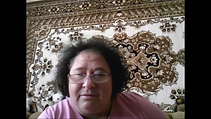 Очкастая бабуля перед вебкой ласкает свою лохматую вульву