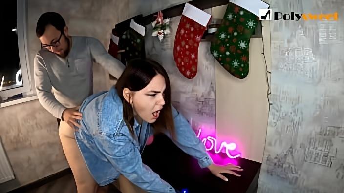 Девка с спортивной жопой устроила БДСМ игры с приятелем возле вешалки для одежды