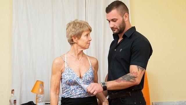 Мускулистый парень дал в рот бабке, которая пришла убираться к нему в комнату