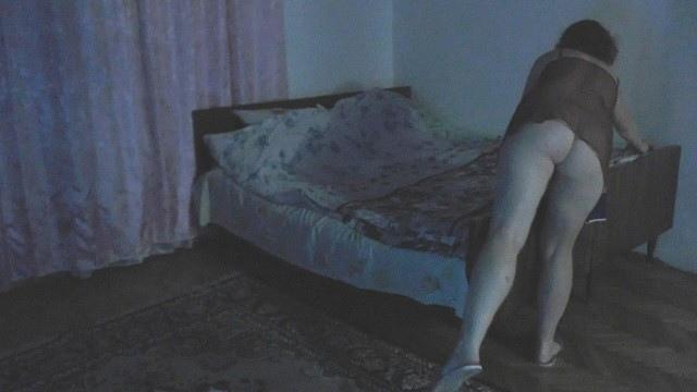 Бухгалтерша слюнявит орган мужа перед сном и он пялит её в миссионерской позе в писю