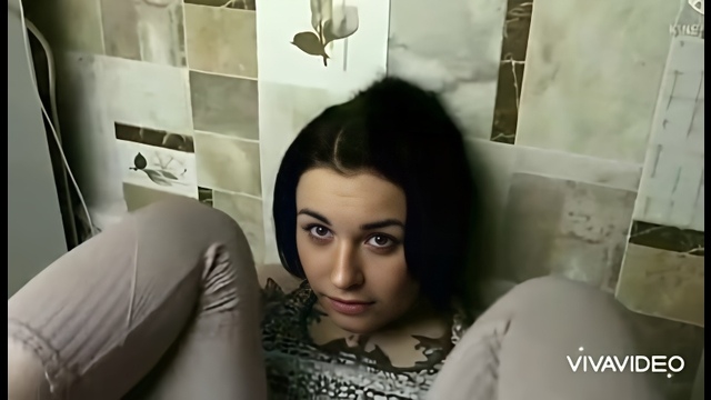 Русская давалка с темными волосами раздвинула ноги, чтобы дать партнеру в очко