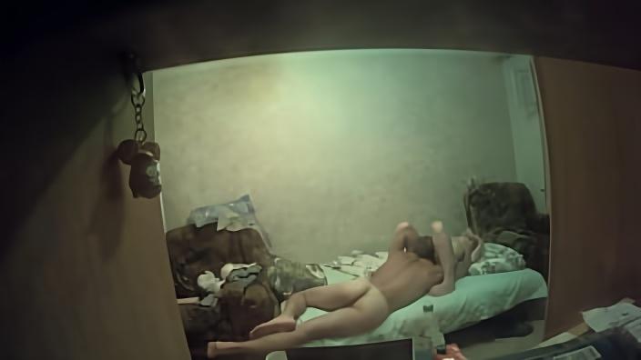 Удачно установленная скрытая камера запечатлела как хозяин квартиры насаживает соседку на ствол