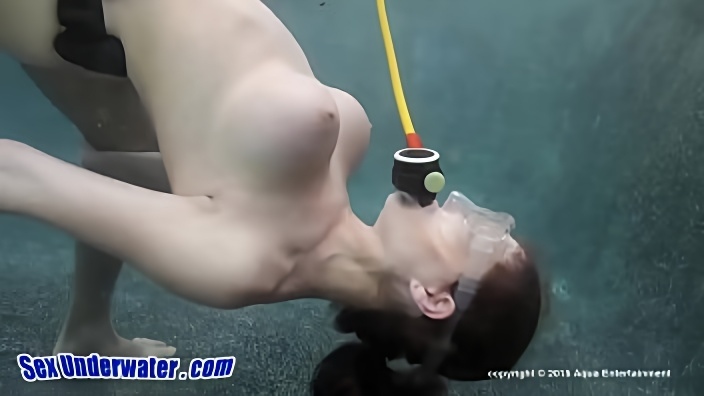 Привлекательная девка с большой грудью нырнула под воду, чтобы заняться сексом с приятелем