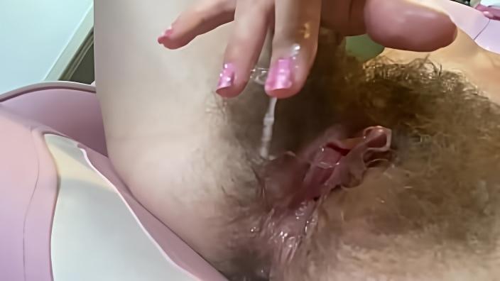 Подборка с русской девушкой, которая показывает перед камерой волосатую пилотку