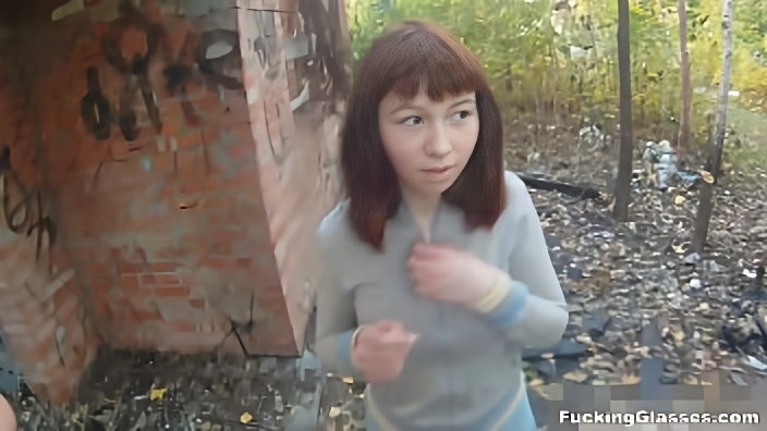 Русская молодуха с темными волосами трахается с партнером на свежем воздухе