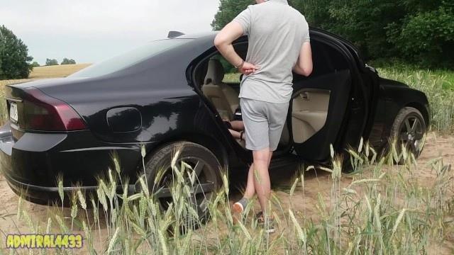 Чувак в шортах привез подружку на природу и заснял ее на камеру в эротическом наряде