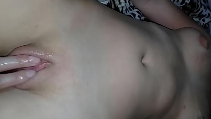 Телочка с бритой щелью легла на спину и дала партнеру поласкать ее возбужденную киску