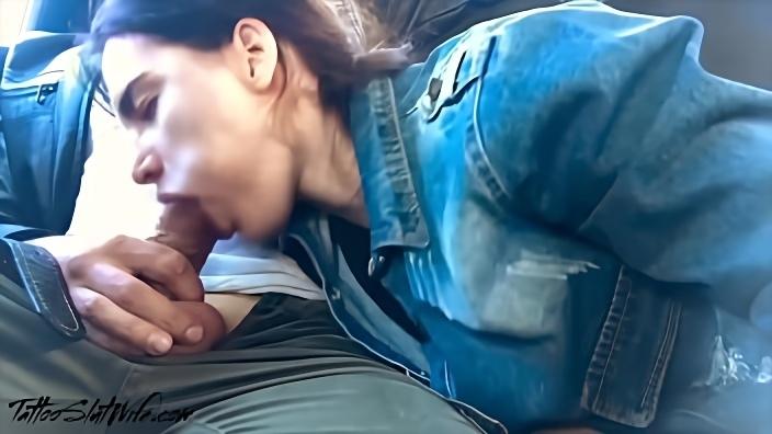 Молодуха в джинсовке сидит с другом на заднем сидении в тачке и делает ему минет