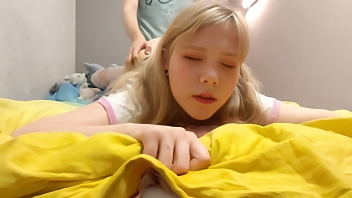 Курносая россиянка с крашенными волосами делает минет игроману и дает ему раком в спальне