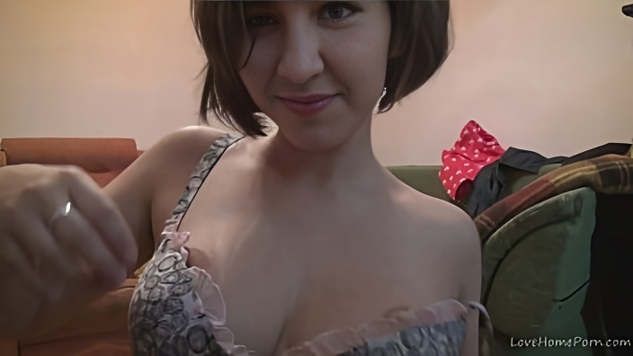 Кокетка из Ростова позирует перед вебкой и тискает писю