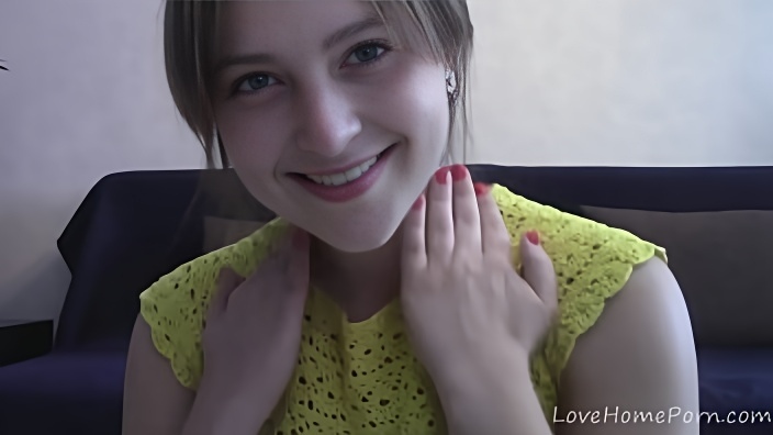 Горячая телочка с торчащими сосочками и в желтом платье легла на диван и подрочила киску