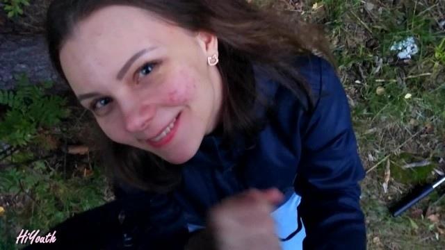 Девушка в шапке и куртке поработала ртом над членом парня во время прогулки в поле