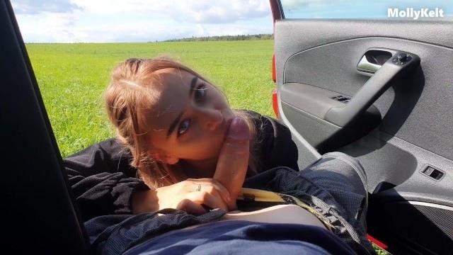Молодая красотка открыла заднюю дверь тачки и принялась сосать кавалеру