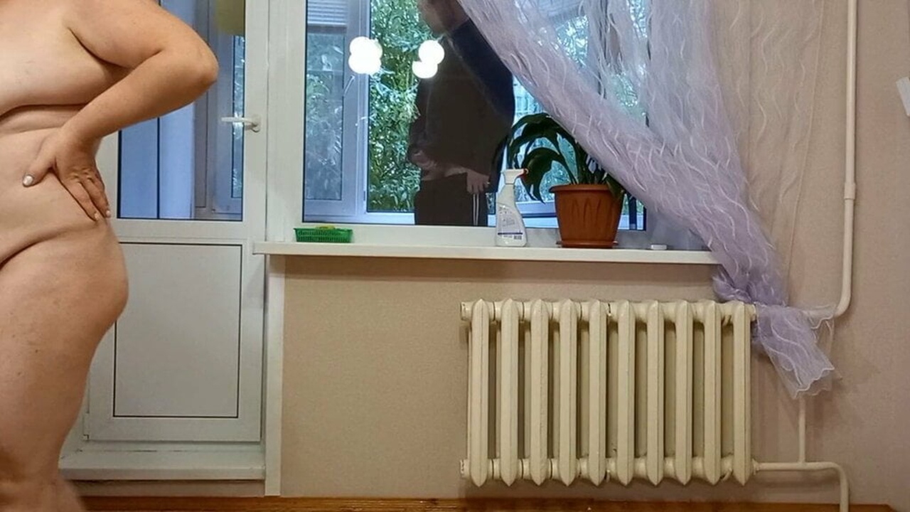 Жирная продавщица с обвисшими дойками сосет худому сожителю около окна