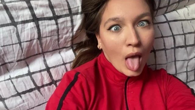 Красотка с серыми глазами душит себя и делает смешные гримасы